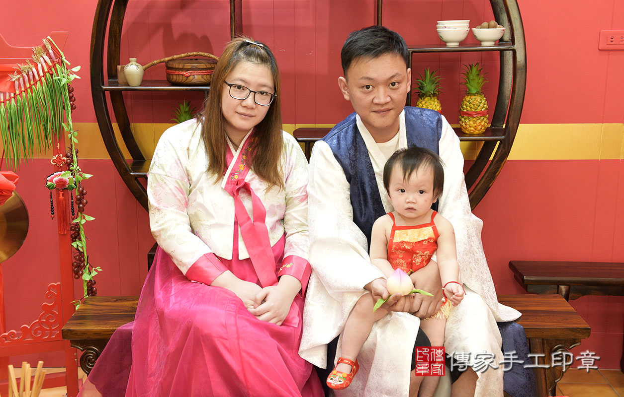 抓周儀式八德區粘寶寶【吃壽桃】：讓寶寶健康長壽、長命百歲。桃園店抓周。照片16