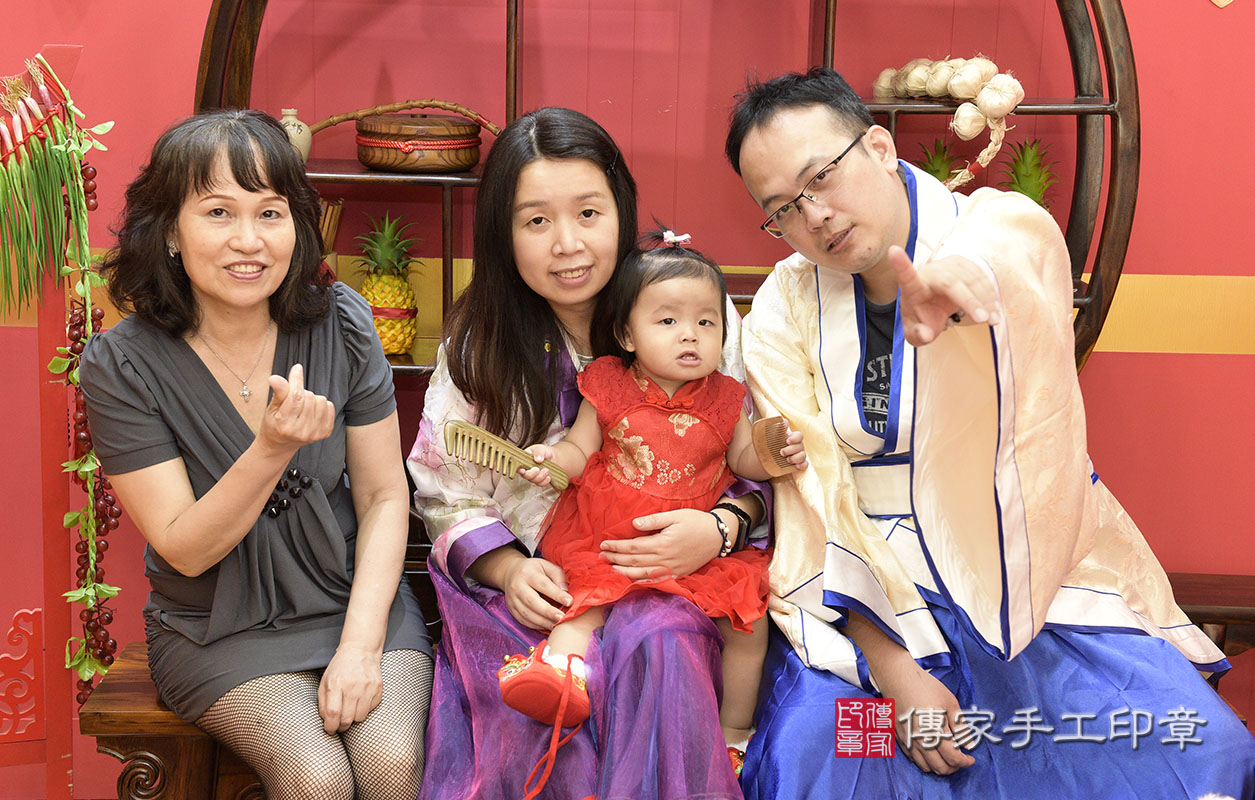 桃園市八德區劉寶寶古禮抓活動:【梳頭歌】朗誦祝福：保佑寶寶順利健康長大，好運旺旺來。桃園店抓周。照片8