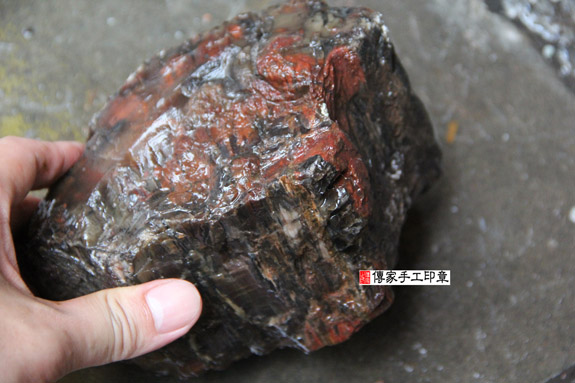 全手工噴砂印章:木化石臍帶章實際成品、印章作品分享、木化石印章材質介紹。(臍帶印章、肚臍章、肚臍印章,胎毛印章,一圓一方)傳家手工印章桃園店。2020.12.07 全手工噴砂印章:木化石臍帶章實際成品、印章作品分享、木化石印章材質介紹。(臍帶印章、肚臍章、肚臍印章,胎毛印章,一圓一方)傳家手工印章桃園店。2020.12.07