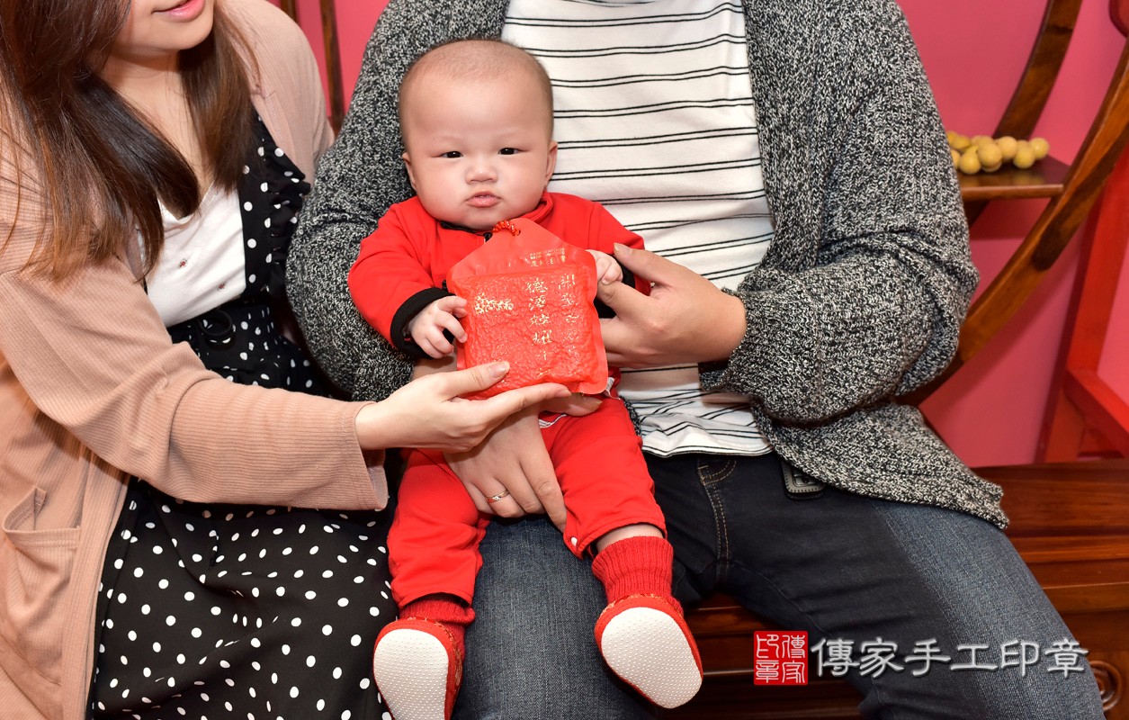 新北市永和區劉寶寶古禮收涎祝福活動:收涎儀式【吃米飯】：讓寶寶豐衣足食，不愁吃穿。吃米飯的收涎儀式，是讓孩子一生有飯可吃，衣食無虞。照片2