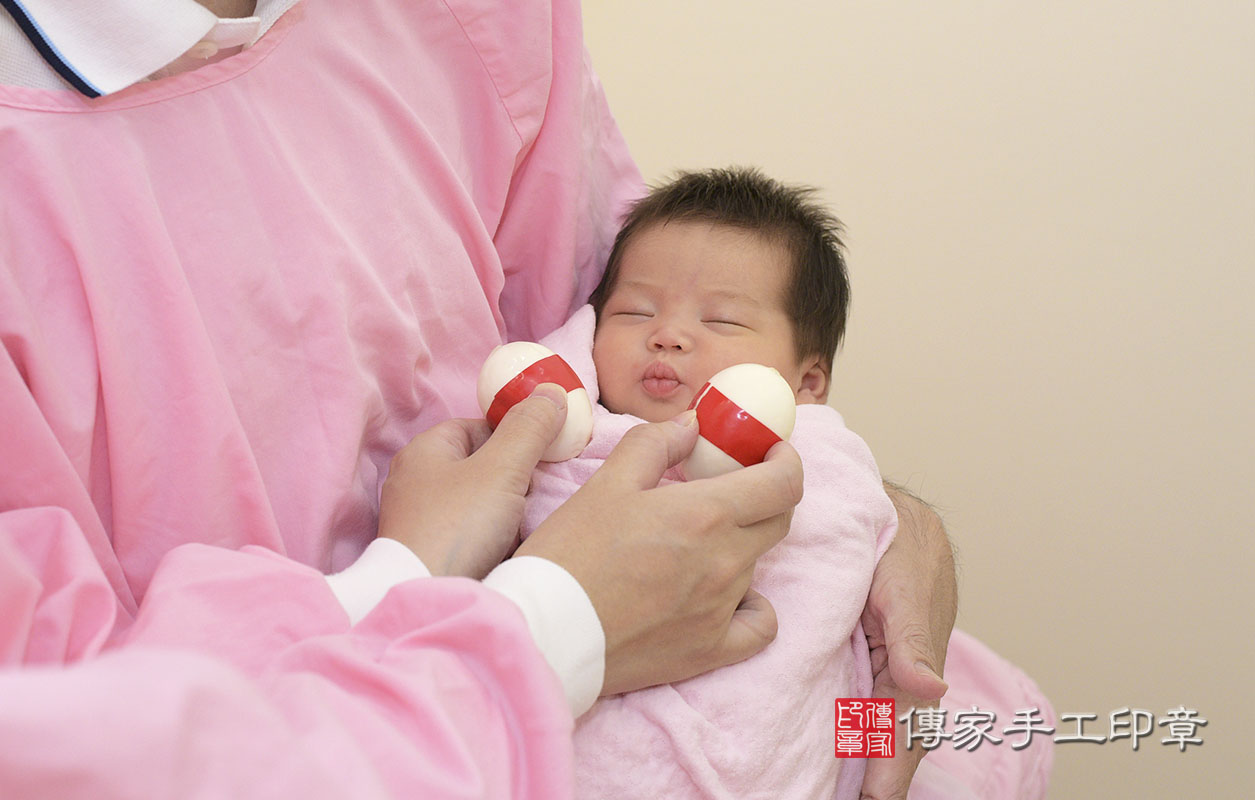 剃胎毛、滿月剃頭、嬰兒剃頭、嬰兒理髮、嬰兒剃髮、嬰兒剃胎毛、嬰兒滿月剃頭、寶寶剃頭、剃胎毛儀式、剃胎毛吉祥話、滿月剃頭儀式、滿月剃頭吉祥話、寶寶剃胎毛、寶寶滿月剃頭理髮、 桃園市八德區剃胎毛、桃園市八德區滿月剃頭、桃園市八德區嬰兒剃頭剃胎毛、桃園市八德區嬰兒理髮、新竹市嬰兒剃髮、 曾寶寶(桃園市八德區嬰兒寶寶滿月剃頭理髮、免費嬰兒剃胎毛儀式吉祥話)。中國風會場，爸媽寶貝免費穿「日中韓」古裝禮服。專業拍照、DVD光碟、證書。★購買「臍帶章、肚臍章、胎毛筆刷印章」贈送：剃頭、收涎、抓周，三選一。2020.08.21照片5
