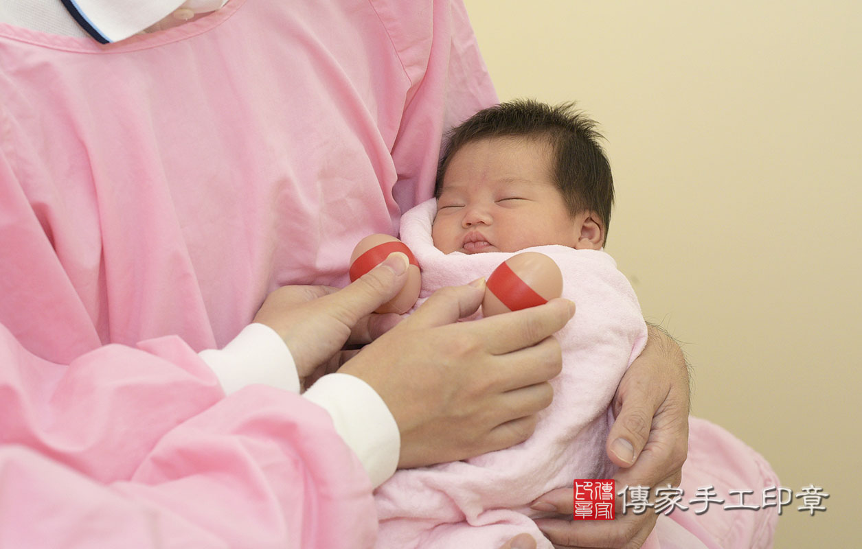 剃胎毛、滿月剃頭、嬰兒剃頭、嬰兒理髮、嬰兒剃髮、嬰兒剃胎毛、嬰兒滿月剃頭、寶寶剃頭、剃胎毛儀式、剃胎毛吉祥話、滿月剃頭儀式、滿月剃頭吉祥話、寶寶剃胎毛、寶寶滿月剃頭理髮、 桃園市八德區剃胎毛、桃園市八德區滿月剃頭、桃園市八德區嬰兒剃頭剃胎毛、桃園市八德區嬰兒理髮、新竹市嬰兒剃髮、 曾寶寶(桃園市八德區嬰兒寶寶滿月剃頭理髮、免費嬰兒剃胎毛儀式吉祥話)。中國風會場，爸媽寶貝免費穿「日中韓」古裝禮服。專業拍照、DVD光碟、證書。★購買「臍帶章、肚臍章、胎毛筆刷印章」贈送：剃頭、收涎、抓周，三選一。2020.08.21照片4