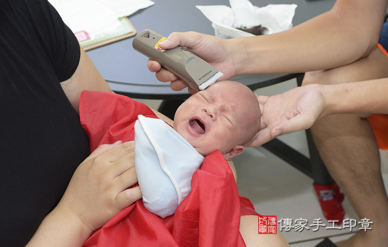 剃胎毛、滿月剃頭、嬰兒剃頭、嬰兒理髮、嬰兒剃髮、嬰兒剃胎毛、嬰兒滿月剃頭、寶寶剃頭、剃胎毛儀式、剃胎毛吉祥話、滿月剃頭儀式、滿月剃頭吉祥話、寶寶剃胎毛、寶寶滿月剃頭理髮、 桃園市八德區剃胎毛、桃園市八德區滿月剃頭、桃園市八德區嬰兒剃頭剃胎毛、桃園市八德區嬰兒理髮、新竹市嬰兒剃髮、 田寶寶(桃園市八德區嬰兒寶寶滿月剃頭理髮、免費嬰兒剃胎毛儀式吉祥話)。中國風會場，爸媽寶貝免費穿「日中韓」古裝禮服。專業拍照、DVD光碟、證書。★購買「臍帶章、肚臍章、胎毛筆刷印章」贈送：剃頭、收涎、抓周，三選一。2020.08.23照片9