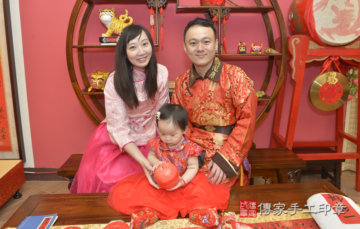永和區李寶寶古禮抓周：抓周儀式【吃蘋果】。照片1