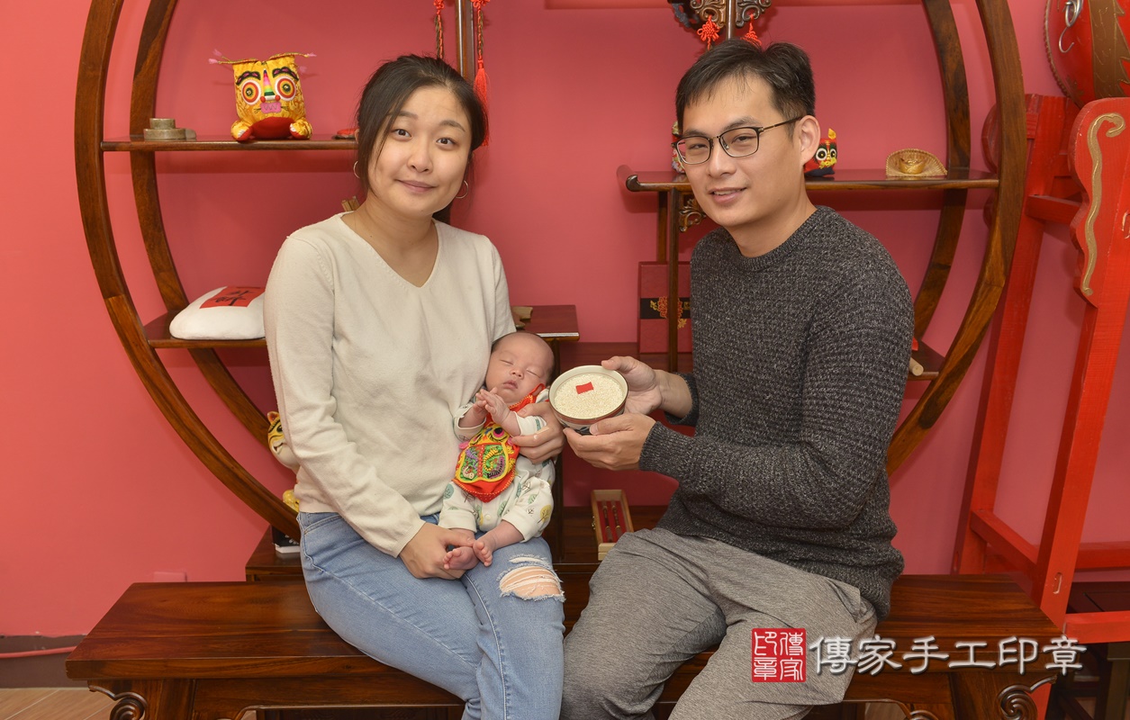 剃胎毛、滿月剃頭、嬰兒剃頭、嬰兒理髮、嬰兒剃髮、嬰兒剃胎毛、嬰兒滿月剃頭、寶寶剃頭、剃胎毛儀式、剃胎毛吉祥話、滿月剃頭儀式、滿月剃頭吉祥話、寶寶剃胎毛、寶寶滿月剃頭理髮、 新北市永和區剃胎毛、新北市永和區滿月剃頭、新北市永和區嬰兒剃頭剃胎毛、新北市永和區嬰兒理髮、新北市嬰兒剃髮、 黃寶寶(新北市永和區嬰兒寶寶滿月剃頭理髮、嬰兒剃胎毛儀式吉祥話)。中國風會場，爸媽寶貝穿「日中韓」古裝禮服。專業拍照、DVD光碟、證書。★購買「臍帶章、肚臍章、胎毛筆刷印章」贈送：剃頭、收涎、抓周，三選一。2020.10.24照片11