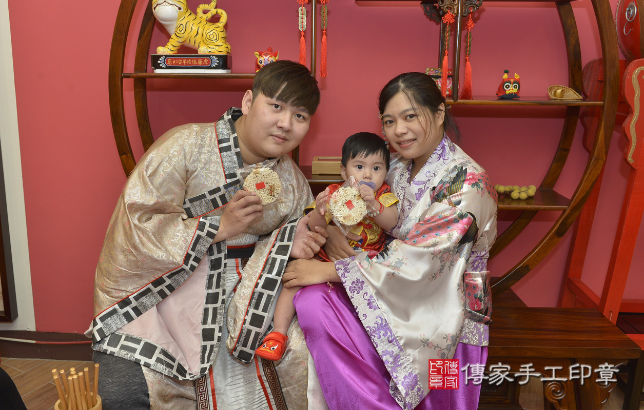 永和區孫寶寶古禮抓周：抓周儀式【吃米香】。照片1