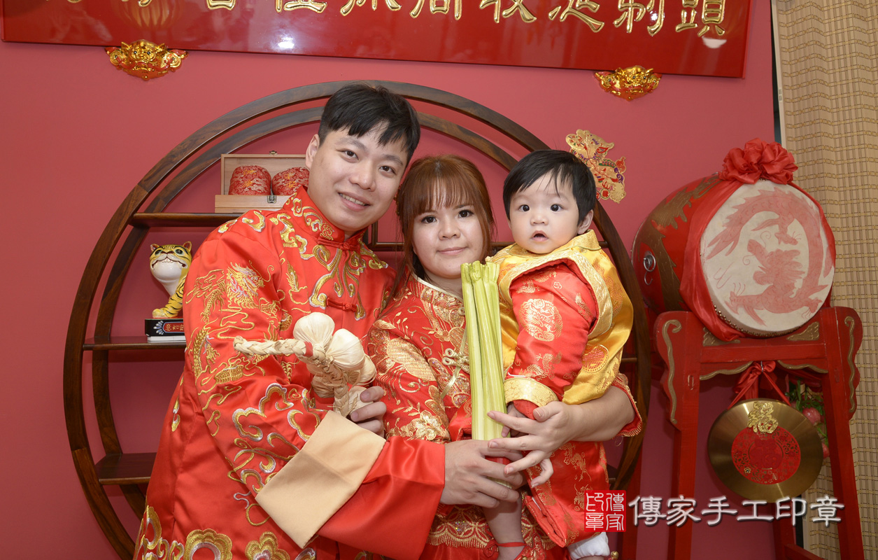 永和區謝寶寶古禮抓周：抓周儀式【抱芹菜】。照片1