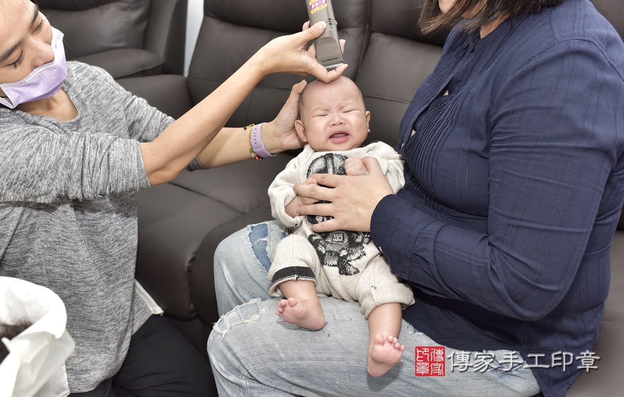 剃胎毛、滿月剃頭、嬰兒剃頭、嬰兒理髮、嬰兒剃髮、嬰兒剃胎毛、嬰兒滿月剃頭、寶寶剃頭、剃胎毛儀式、剃胎毛吉祥話、滿月剃頭儀式、滿月剃頭吉祥話、寶寶剃胎毛、寶寶滿月剃頭理髮、 台北市內湖區剃胎毛、台北市內湖區滿月剃頭、台北市內湖區嬰兒剃頭剃胎毛、台北市內湖區嬰兒理髮、台北市嬰兒剃髮、 闕寶寶(台北市內湖區到府嬰兒寶寶滿月剃頭理髮、到府嬰兒剃胎毛儀式吉祥話)。到府剃頭剃胎毛主持、專業拍照、DVD光碟、證書。★購買「臍帶章、肚臍章、胎毛筆刷印章」贈送：剃頭、收涎、抓周，三選一。2020.10.24照片29