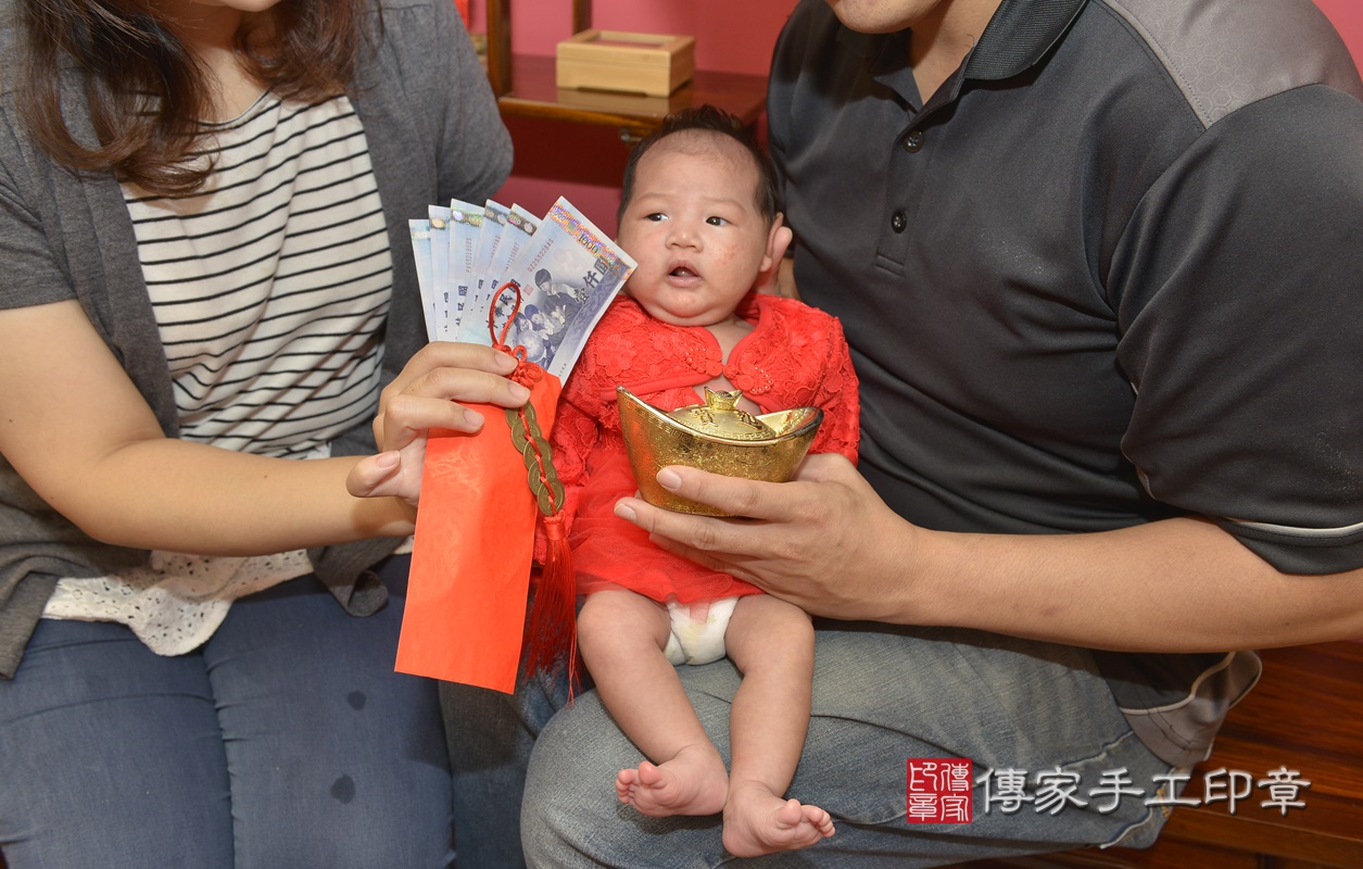 剃胎毛、滿月剃頭、嬰兒剃頭、嬰兒理髮、嬰兒剃髮、嬰兒剃胎毛、嬰兒滿月剃頭、寶寶剃頭、剃胎毛儀式、剃胎毛吉祥話、滿月剃頭儀式、滿月剃頭吉祥話、寶寶剃胎毛、寶寶滿月剃頭理髮、 新北市永和區剃胎毛、新北市永和區滿月剃頭、新北市永和區嬰兒剃頭剃胎毛、新北市永和區嬰兒理髮、新北市嬰兒剃髮、 張寶寶(新北市永和區嬰兒寶寶滿月剃頭理髮、嬰兒剃胎毛儀式吉祥話)。中國風會場，爸媽寶貝穿「日中韓」古裝禮服。專業拍照、DVD光碟、證書。★購買「臍帶章、肚臍章、胎毛筆刷印章」贈送：剃頭、收涎、抓周，三選一。2020.10.29照片27