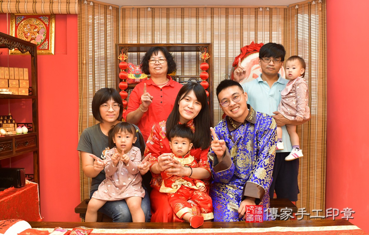 鳳山區龔寶寶古禮抓周：抓周全家福大合照。照片2