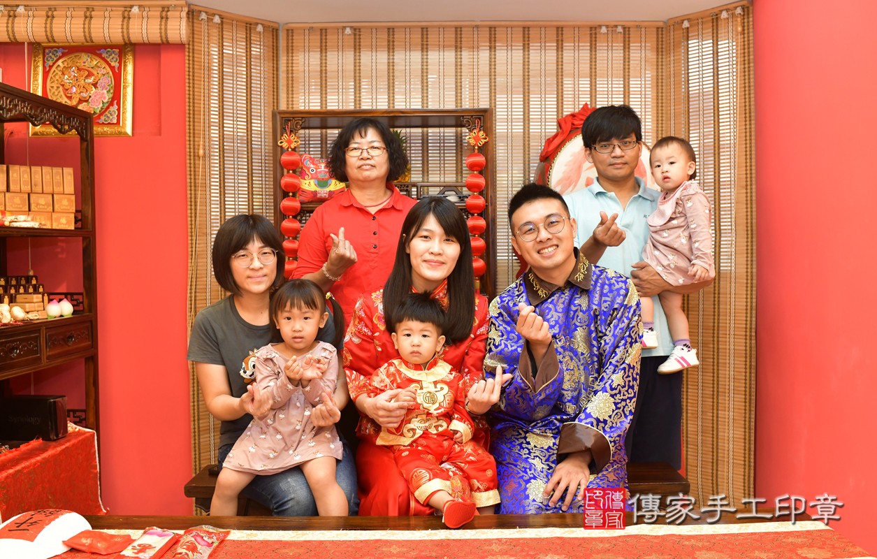 鳳山區龔寶寶古禮抓周：抓周全家福大合照。照片3