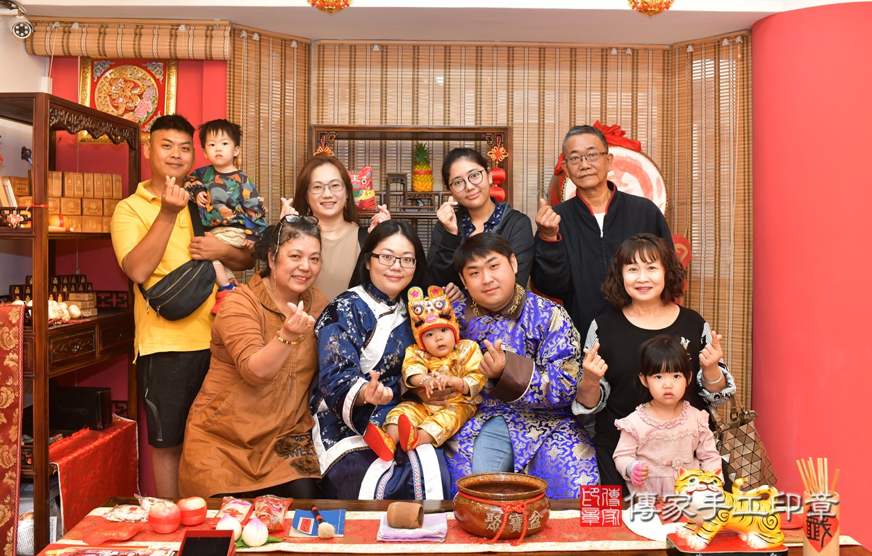 鳳山區許寶寶古禮抓周：抓周全家福大合照。照片4
