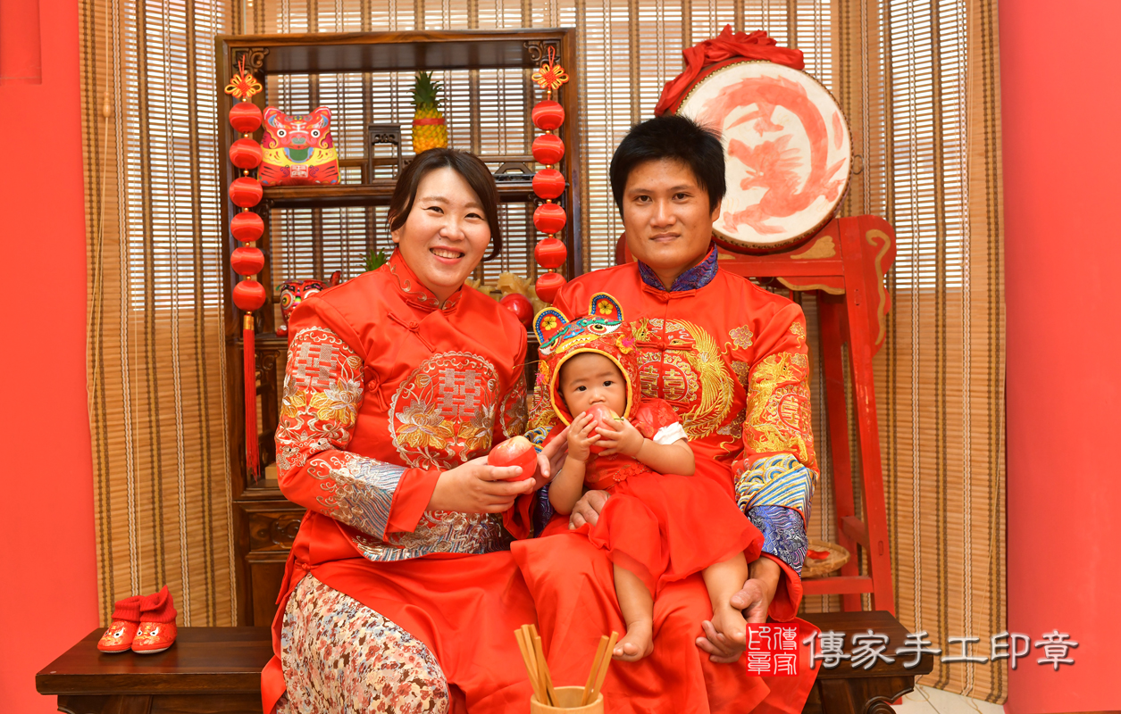 鳳山區陳寶寶古禮抓周：抓周儀式【吃蘋果】。照片1