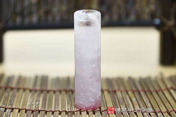 全手工噴砂印章:粉晶臍帶章實際成品、印章作品分享、粉晶印章材質介紹。(臍帶印章、肚臍章、肚臍印章,胎毛印章,一圓一方)傳家手工印章桃園店。2020.12.14 全手工噴砂印章:粉晶臍帶章實際成品、印章作品分享、粉晶印章材質介紹。(臍帶印章、肚臍章、肚臍印章,胎毛印章,一圓一方)傳家手工印章桃園店。2020.12.14