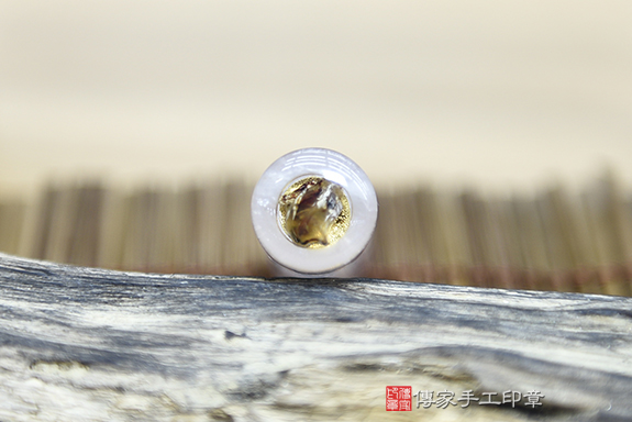 全手工噴砂印章:粉晶臍帶章實際成品、印章作品分享、粉晶印章材質介紹。(臍帶印章、肚臍章、肚臍印章,胎毛印章,一圓一方)傳家手工印章桃園店。2020.12.14 全手工噴砂印章:粉晶臍帶章實際成品、印章作品分享、粉晶印章材質介紹。(臍帶印章、肚臍章、肚臍印章,胎毛印章,一圓一方)傳家手工印章桃園店。2020.12.14