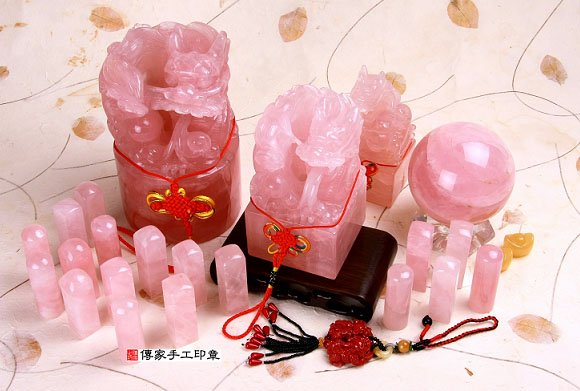 全手工噴砂印章:粉晶臍帶章實際成品、印章作品分享、粉晶印章材質介紹。(臍帶印章、肚臍章、肚臍印章,胎毛印章,一圓一方)傳家手工印章桃園店。2020.12.14 全手工噴砂印章:粉晶臍帶章實際成品、印章作品分享、粉晶印章材質介紹。(臍帶印章、肚臍章、肚臍印章,胎毛印章,一圓一方)傳家手工印章桃園店。2020.12.14