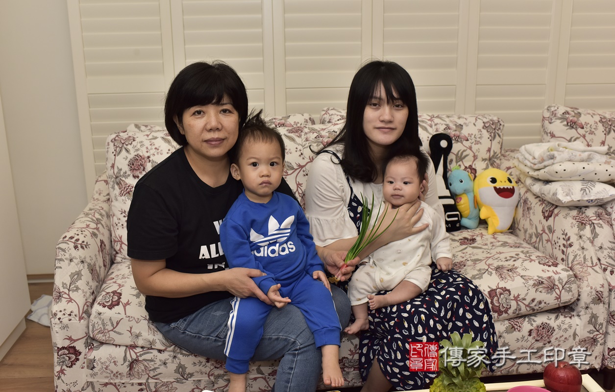 剃胎毛、滿月剃頭、嬰兒剃頭、嬰兒理髮、嬰兒剃髮、嬰兒剃胎毛、嬰兒滿月剃頭、寶寶剃頭、剃胎毛儀式、剃胎毛吉祥話、滿月剃頭儀式、滿月剃頭吉祥話、寶寶剃胎毛、寶寶滿月剃頭理髮、 桃園市中壢區剃胎毛、桃園市中壢區滿月剃頭、桃園市中壢區嬰兒剃頭剃胎毛、桃園市中壢區嬰兒理髮、桃園市嬰兒剃髮、 吳寶寶(桃園市中壢區到府嬰兒寶寶滿月剃頭理髮、到府嬰兒剃胎毛儀式吉祥話)。到府剃頭剃胎毛主持、專業拍照、DVD光碟、證書。★購買「臍帶章、肚臍章、胎毛筆刷印章」贈送：剃頭、收涎、抓周，三選一。2020.11.17照片18