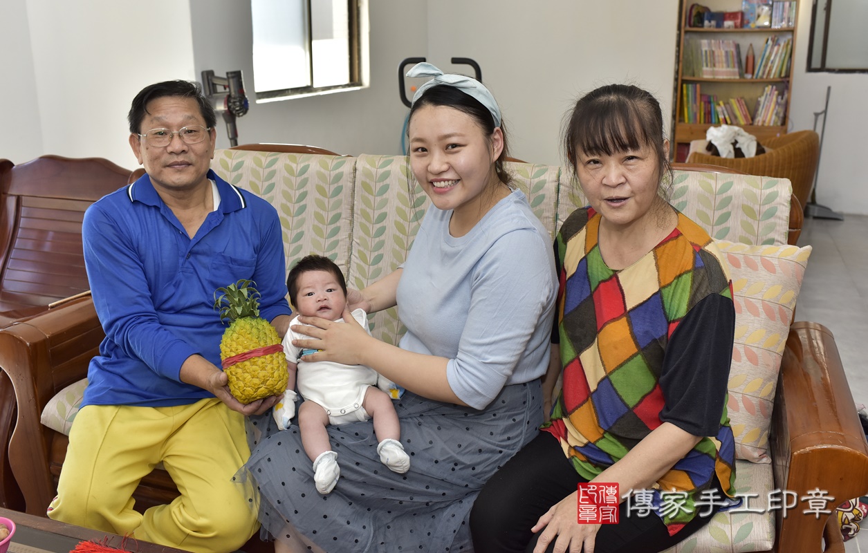 剃胎毛、滿月剃頭、嬰兒剃頭、嬰兒理髮、嬰兒剃髮、嬰兒剃胎毛、嬰兒滿月剃頭、寶寶剃頭、剃胎毛儀式、剃胎毛吉祥話、滿月剃頭儀式、滿月剃頭吉祥話、寶寶剃胎毛、寶寶滿月剃頭理髮、 基隆市汐止區剃胎毛、基隆市汐止區滿月剃頭、基隆市汐止區嬰兒剃頭剃胎毛、基隆市汐止區嬰兒理髮、基隆市嬰兒剃髮、 鄒寶寶(基隆市汐止區到府嬰兒寶寶滿月剃頭理髮、到府嬰兒剃胎毛儀式吉祥話)。到府剃頭剃胎毛主持、專業拍照、DVD光碟、證書。★購買「臍帶章、肚臍章、胎毛筆刷印章」贈送：剃頭、收涎、抓周，三選一。2020.11.18照片22