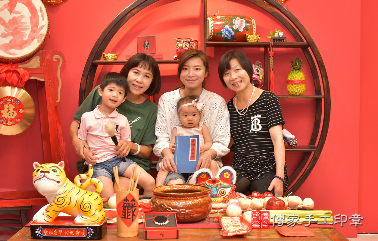 北區白寶寶古禮抓周：抓周儀式【唐詩三百首、狀元筆】。照片1