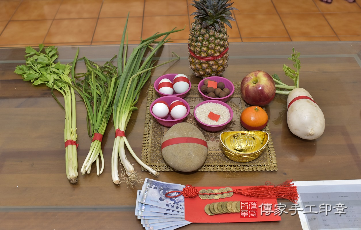 剃胎毛、滿月剃頭、嬰兒剃頭、嬰兒理髮、嬰兒剃髮、嬰兒剃胎毛、嬰兒滿月剃頭、寶寶剃頭、剃胎毛儀式、剃胎毛吉祥話、滿月剃頭儀式、滿月剃頭吉祥話、寶寶剃胎毛、寶寶滿月剃頭理髮、 新北市三重區剃胎毛、新北市三重區滿月剃頭、新北市三重區嬰兒剃頭剃胎毛、新北市三重區嬰兒理髮、新北市嬰兒剃髮、 謝寶寶(新北市三重區到府嬰兒寶寶滿月剃頭理髮、到府嬰兒剃胎毛儀式吉祥話)。到府剃頭剃胎毛主持、專業拍照、DVD光碟、證書。★購買「臍帶章、肚臍章、胎毛筆刷印章」贈送：剃頭、收涎、抓周，三選一。2020.11.20照片3