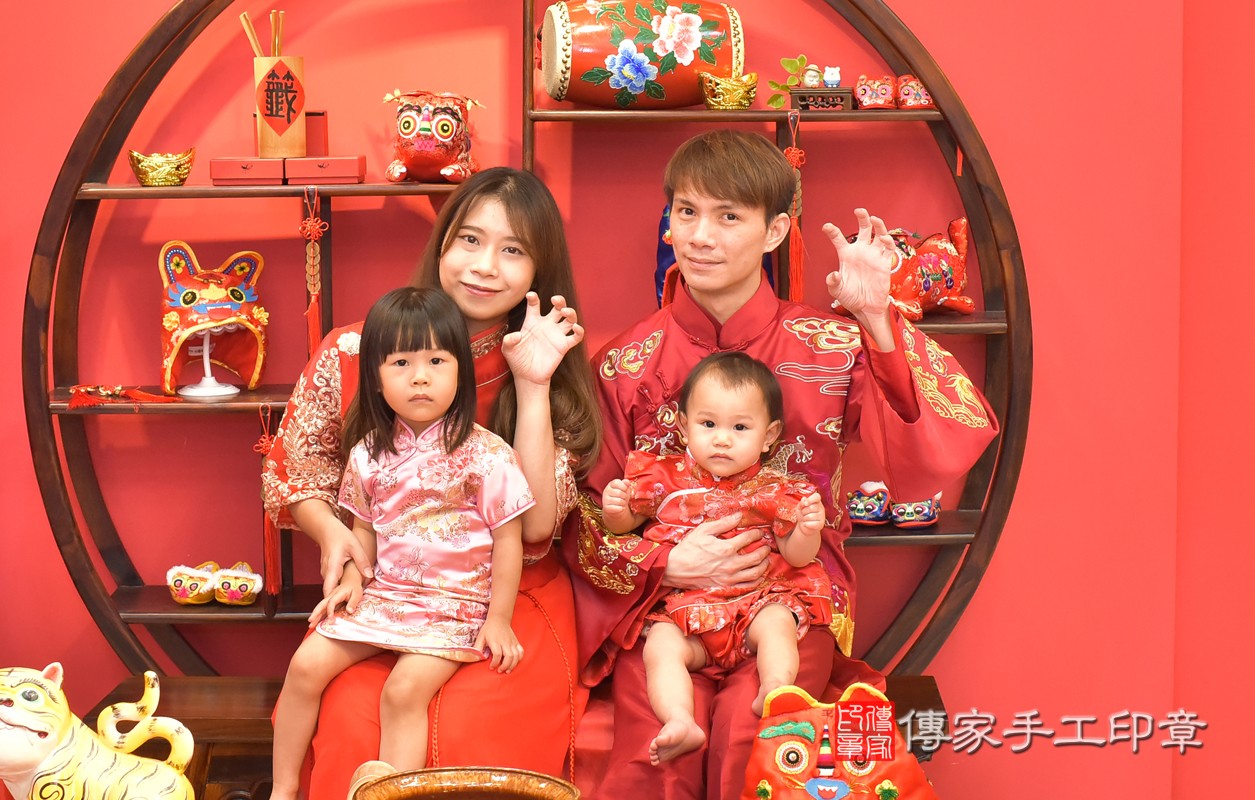 北區陳寶寶古禮抓周：抓周全家福大合照。照片1