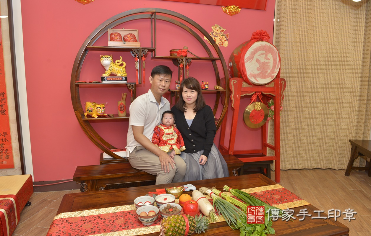 剃胎毛、滿月剃頭、嬰兒剃頭、嬰兒理髮、嬰兒剃髮、嬰兒剃胎毛、嬰兒滿月剃頭、寶寶剃頭、剃胎毛儀式、剃胎毛吉祥話、滿月剃頭儀式、滿月剃頭吉祥話、寶寶剃胎毛、寶寶滿月剃頭理髮、 新北市永和區剃胎毛、新北市永和區滿月剃頭、新北市永和區嬰兒剃頭剃胎毛、新北市永和區嬰兒理髮、新北市嬰兒剃髮、 王寶寶(新北市永和區嬰兒寶寶滿月剃頭理髮、嬰兒剃胎毛儀式吉祥話)。中國風會場，爸媽寶貝穿「日中韓」古裝禮服。專業拍照、DVD光碟、證書。★購買「臍帶章、肚臍章、胎毛筆刷印章」贈送：剃頭、收涎、抓周，三選一。2020.11.21照片1