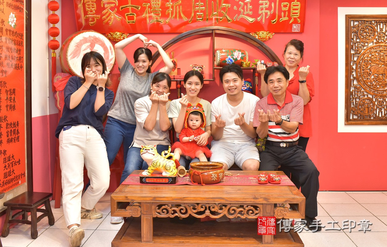 北區張寶寶古禮抓周：抓周全家福大合照。照片4