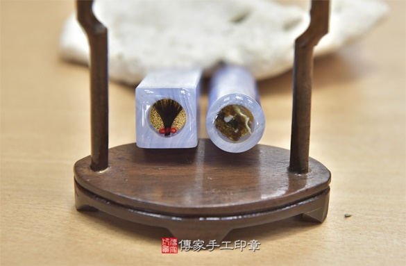 全手工噴砂印章：藍紋玉臍帶章實際成品、印章作品分享、藍紋玉印章材質介紹。（臍帶印章、肚臍章、肚臍印章，胎毛印章，一圓一方）傳家手工印章新竹店2020.12.12