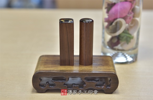 電腦刻印印章:紅紫檀木臍帶章實際成品、印章作品分享、紅紫檀木印章材質介紹。(臍帶印章、肚臍章、肚臍印章,胎毛印章,一圓一方)傳家手工印章新竹店2020.12.16 電腦刻印印章:紅紫檀木臍帶章實際成品、印章作品分享、紅紫檀木印章材質介紹。(臍帶印章、肚臍章、肚臍印章,胎毛印章,一圓一方)傳家手工印章新竹店2020.12.16