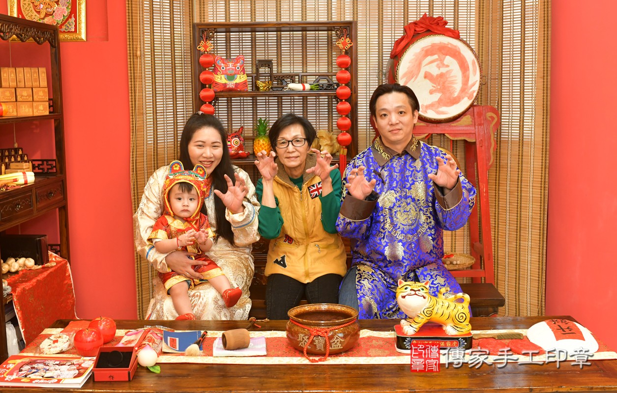 鳳山區吳寶寶古禮抓周：抓周全家福大合照。照片2