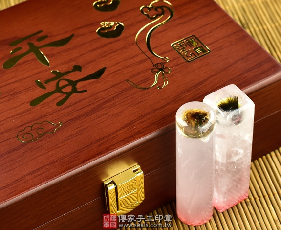 1608454345241127.jpg 傳家手工印章實際成品:粉晶臍帶印章實際照片.jpg