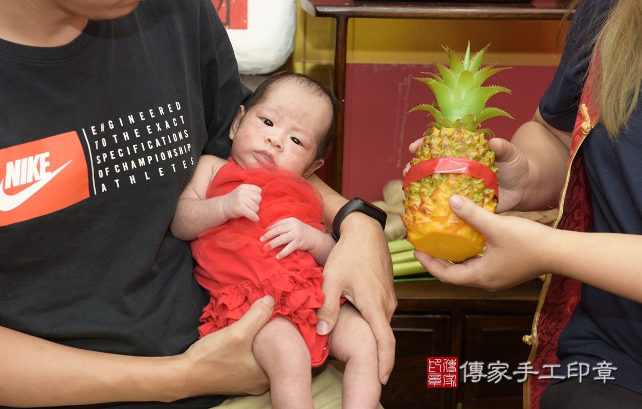 剃胎毛、滿月剃頭、嬰兒剃頭、嬰兒理髮、嬰兒剃髮、嬰兒剃胎毛、嬰兒滿月剃頭、寶寶剃頭、剃胎毛儀式、剃胎毛吉祥話、滿月剃頭儀式、滿月剃頭吉祥話、寶寶剃胎毛、寶寶滿月剃頭理髮、 桃園市八德區剃胎毛、桃園市八德區滿月剃頭、桃園市八德區嬰兒剃頭剃胎毛、桃園市八德區嬰兒理髮、桃園市嬰兒剃髮、 呂寶寶(桃園市八德區嬰兒寶寶滿月剃頭理髮、嬰兒剃胎毛儀式吉祥話)。中國風會場，爸媽寶貝穿「日中韓」古裝禮服。專業拍照、DVD光碟、證書。★購買「臍帶章、肚臍章、胎毛筆刷印章」贈送：剃頭、收涎、抓周，三選一。2020.12.11照片21