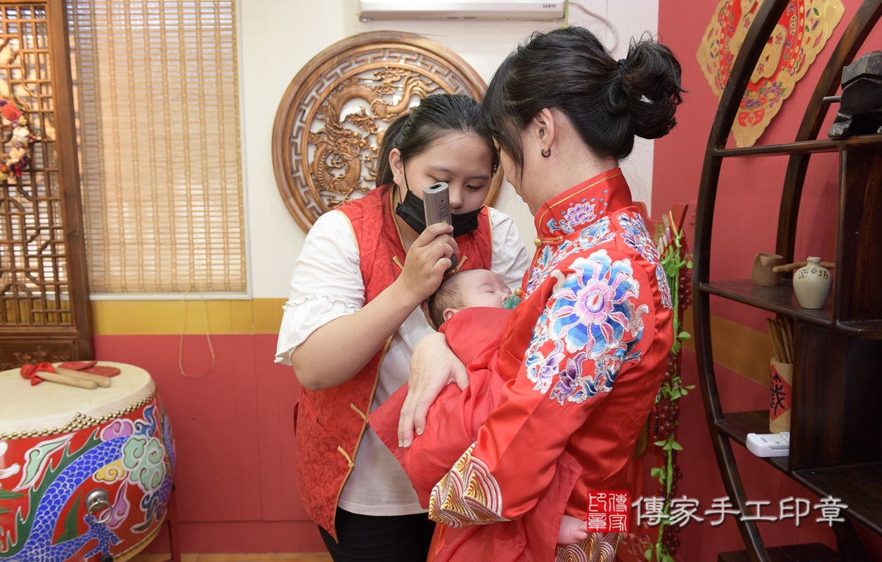剃胎毛、滿月剃頭、嬰兒剃頭、嬰兒理髮、嬰兒剃髮、嬰兒剃胎毛、嬰兒滿月剃頭、寶寶剃頭、剃胎毛儀式、剃胎毛吉祥話、滿月剃頭儀式、滿月剃頭吉祥話、寶寶剃胎毛、寶寶滿月剃頭理髮、 桃園市八德區剃胎毛、桃園市八德區滿月剃頭、桃園市八德區嬰兒剃頭剃胎毛、桃園市八德區嬰兒理髮、桃園市嬰兒剃髮、 李寶寶(桃園市八德區嬰兒寶寶滿月剃頭理髮、嬰兒剃胎毛儀式吉祥話)。中國風會場，爸媽寶貝穿「日中韓」古裝禮服。專業拍照、DVD光碟、證書。★購買「臍帶章、肚臍章、胎毛筆刷印章」贈送：剃頭、收涎、抓周，三選一。2020.11.26照片26