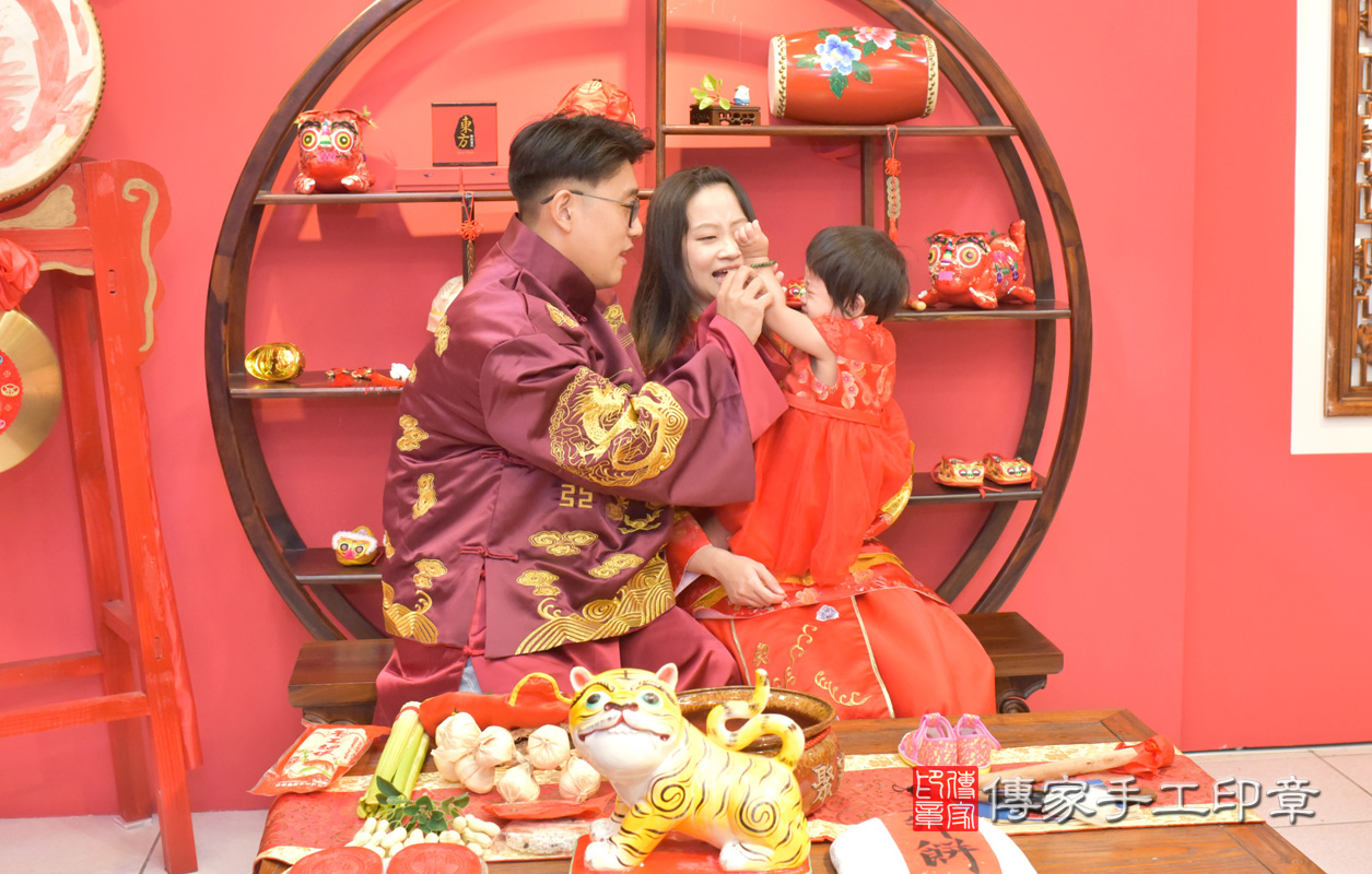 北區潘寶寶古禮抓周：寶寶戴抓周【翡翠手鍊】。照片1