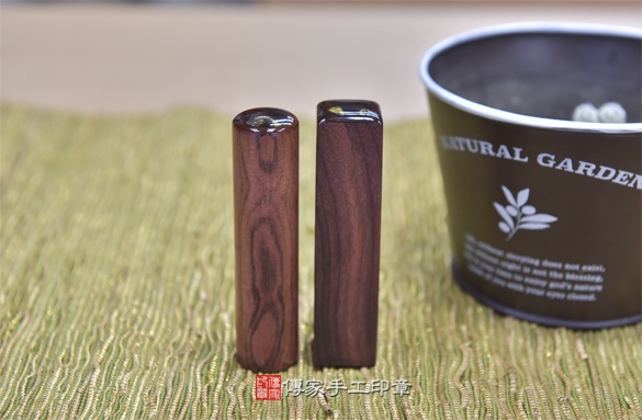 電腦刻印印章:玫瑰紅檀臍帶章實際成品、印章作品分享、玫瑰紅檀印章材質介紹。(臍帶印章、肚臍章、肚臍印章,胎毛印章,一圓一方)傳家手工印章新竹店2020.12.24 電腦刻印印章:玫瑰紅檀臍帶章實際成品、印章作品分享、玫瑰紅檀印章材質介紹。(臍帶印章、肚臍章、肚臍印章,胎毛印章,一圓一方)傳家手工印章新竹店2020.12.24