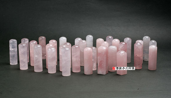 全手工噴砂印章:冰種粉晶臍帶章實際成品、印章作品分享、冰種粉晶印章材質介紹。(臍帶印章、肚臍章、肚臍印章,胎毛印章,一圓一方)傳家手工印章新竹店2020.12.27 全手工噴砂印章:冰種粉晶臍帶章實際成品、印章作品分享、冰種粉晶印章材質介紹。(臍帶印章、肚臍章、肚臍印章,胎毛印章,一圓一方)傳家手工印章新竹店2020.12.27