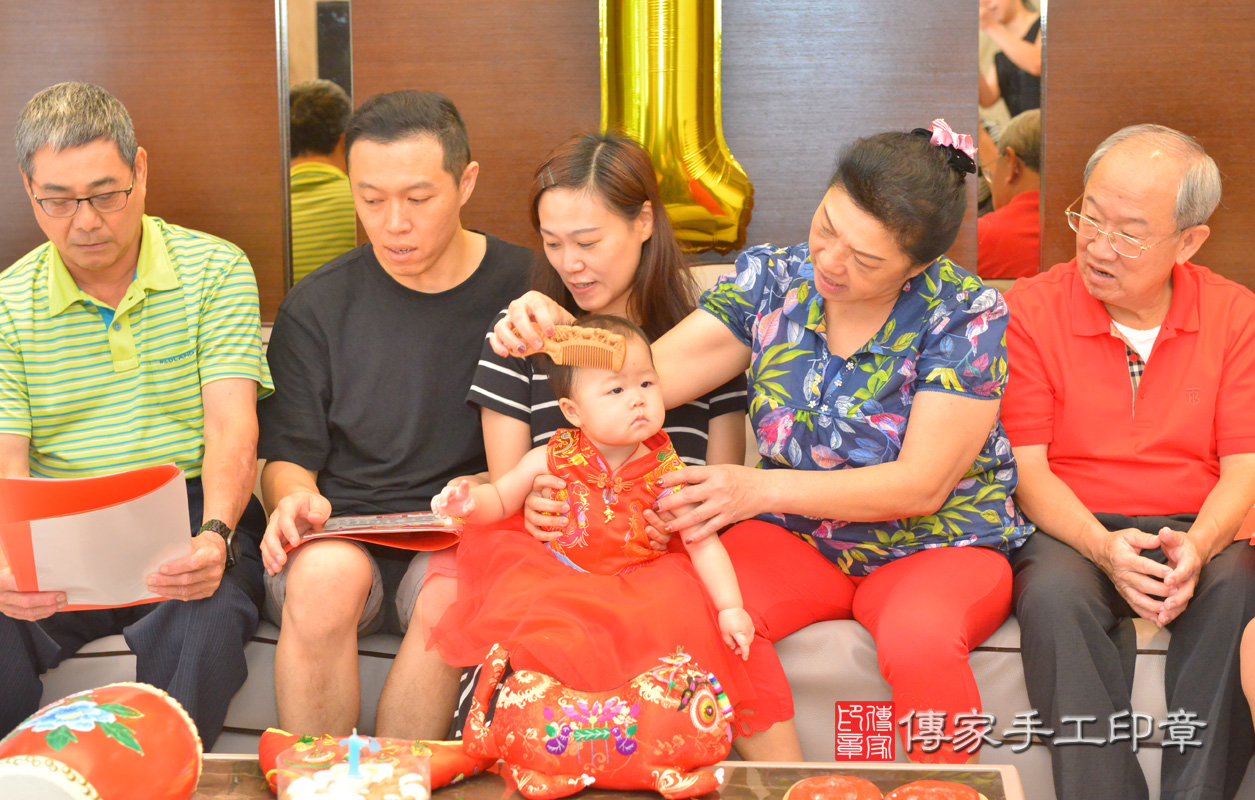 北區吳寶寶古禮抓周：抓周儀式【梳頭歌】。照片1