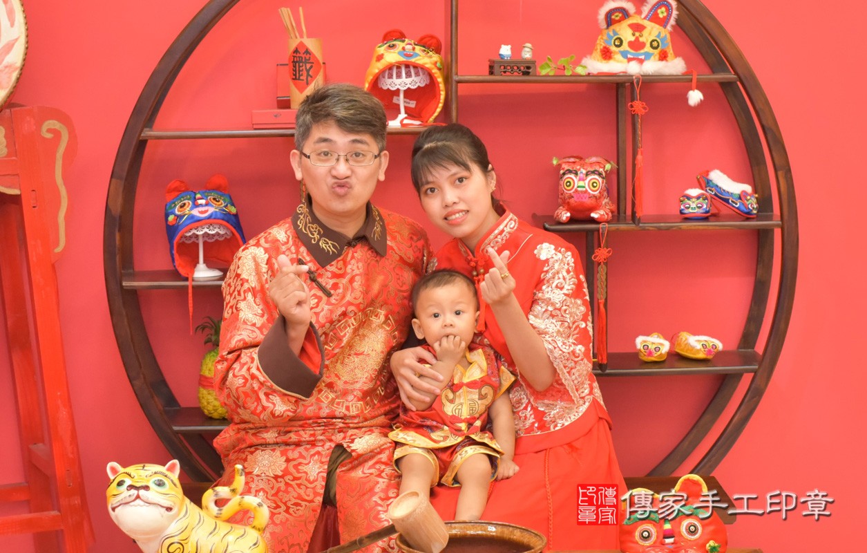 北區鄭寶寶古禮抓周：抓周全家福大合照。照片2