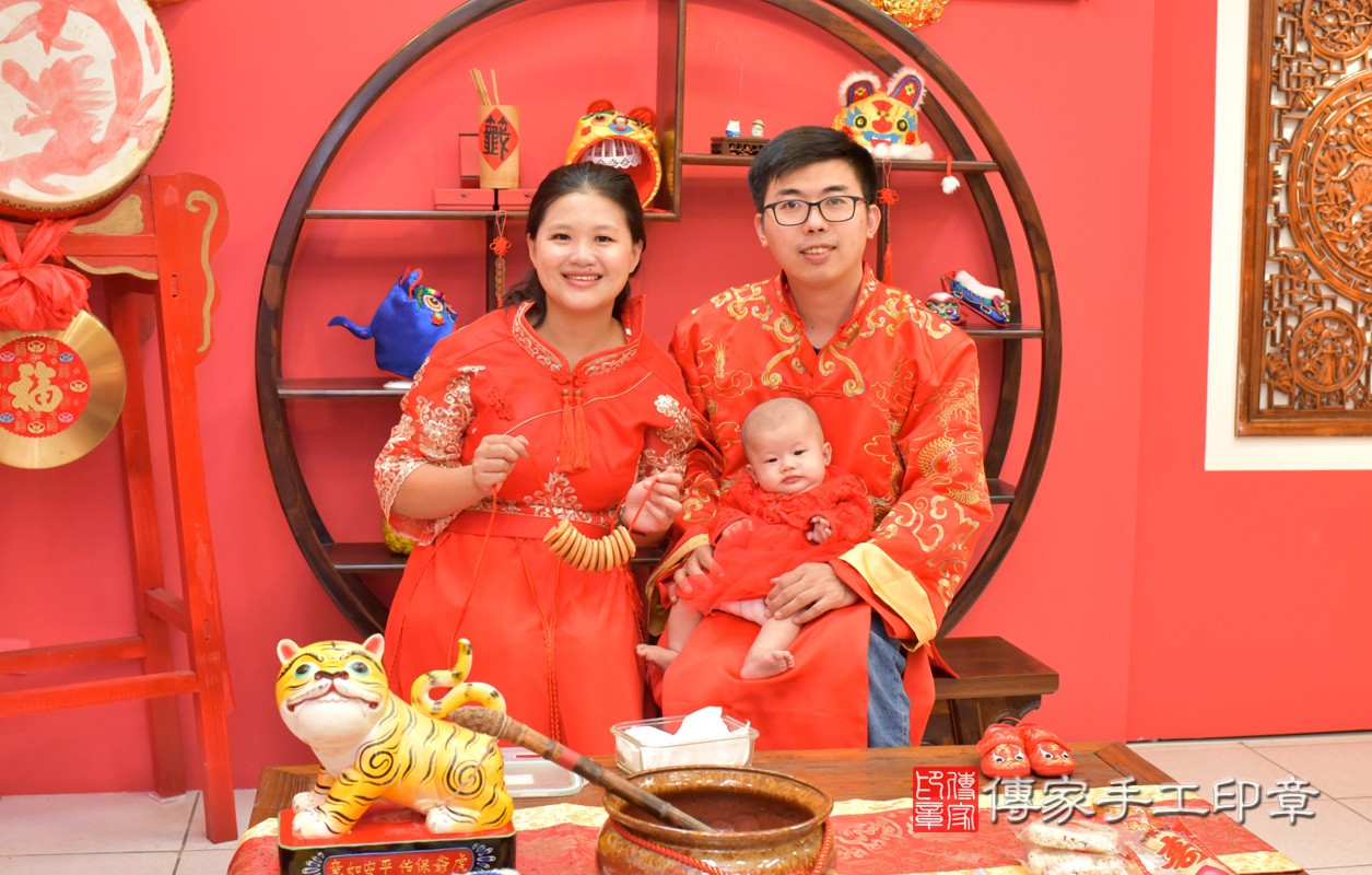 台中市北區蔡寶寶古禮收涎祝福活動:為寶寶戴上收涎餅乾。照片2