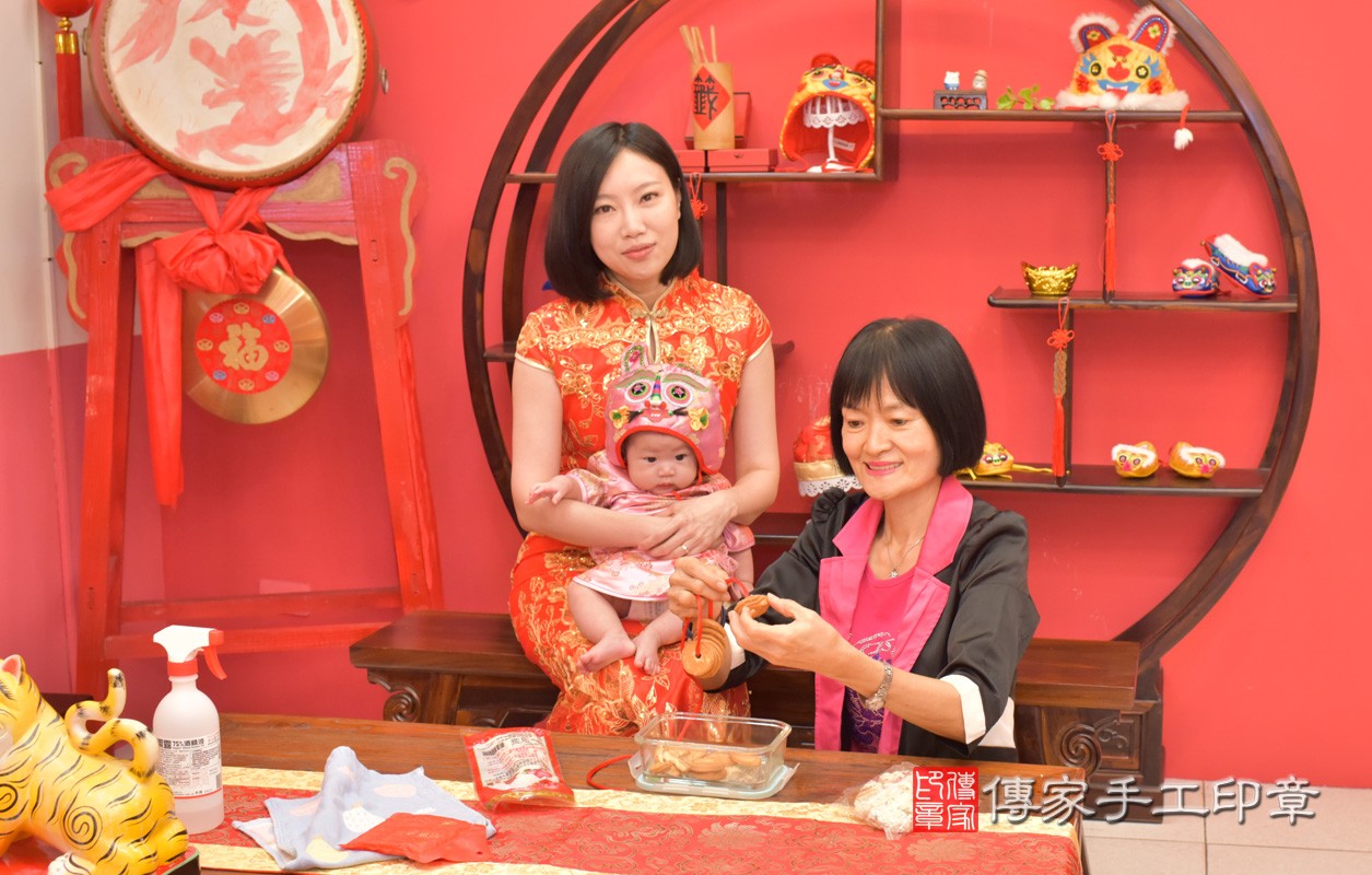 台中市北區朱寶寶古禮收涎祝福活動:為寶寶戴上收涎餅乾。照片1