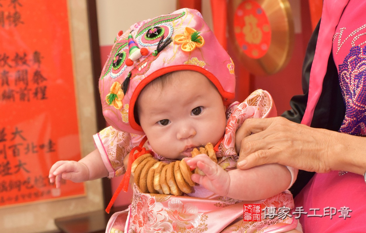 台中市北區朱寶寶古禮收涎祝福活動:為寶寶戴上收涎餅乾。照片4