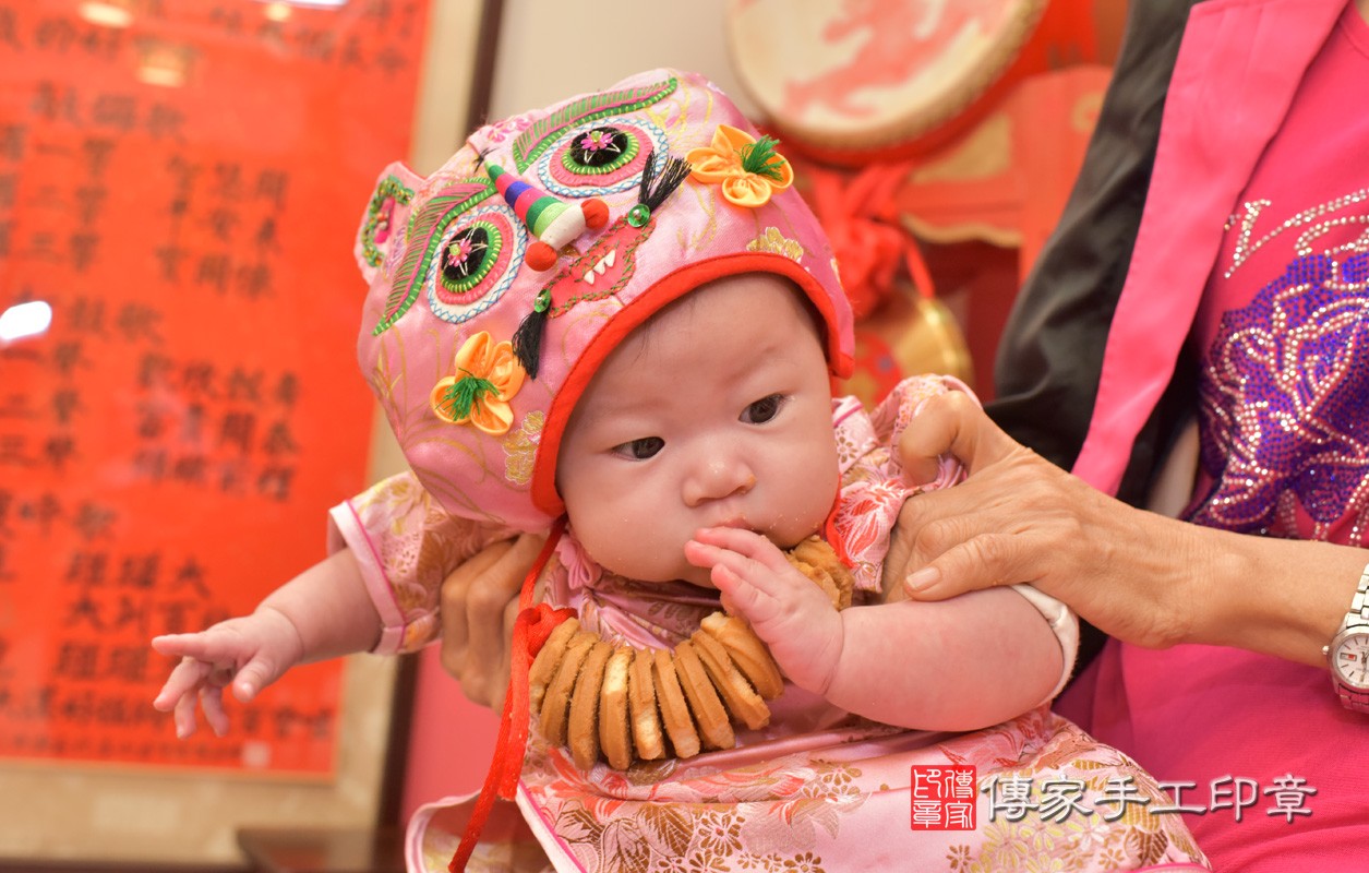 台中市北區朱寶寶古禮收涎祝福活動:為寶寶戴上收涎餅乾。照片2
