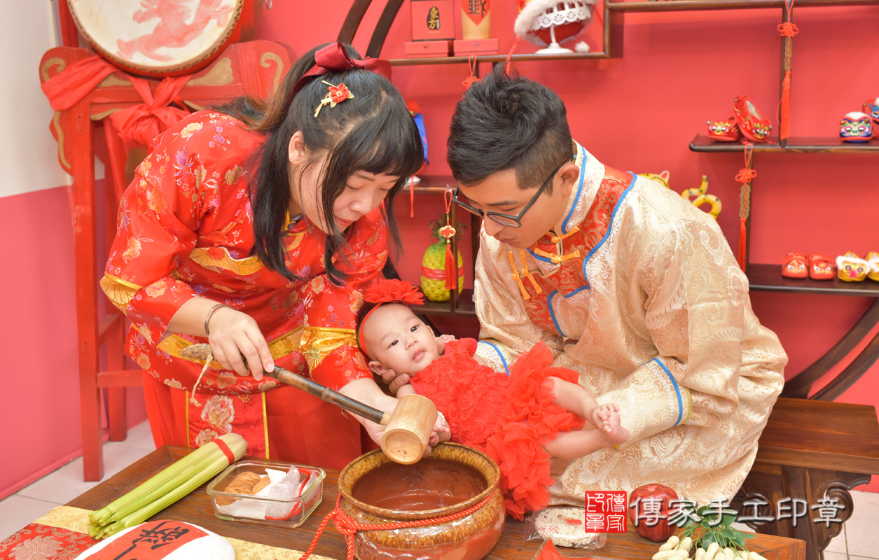 台中市北區高寶寶古禮收涎:寶寶淨手儀式：寶寶淨手象徵洗淨，把不好的去掉，洗滌身心靈。照片1