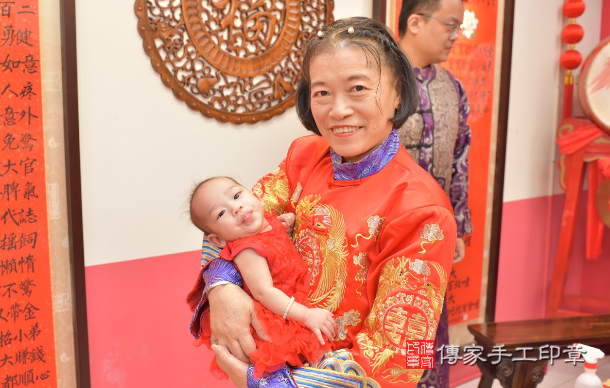 台中市北區高寶寶古禮收涎祝福活動:收涎過程拍照。照片1