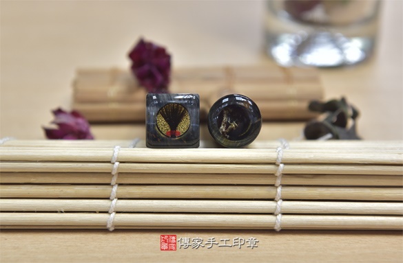 全手工噴砂印章:黃藍虎眼石臍帶章實際成品、印章作品分享、黃藍虎眼石印章材質介紹。(臍帶印章、肚臍章、肚臍印章,胎毛印章,一圓一方)傳家手工印章新竹店2021.1.2 全手工噴砂印章:黃藍虎眼石臍帶章實際成品、印章作品分享、黃藍虎眼石印章材質介紹。(臍帶印章、肚臍章、肚臍印章,胎毛印章,一圓一方)傳家手工印章新竹店2021.1.2