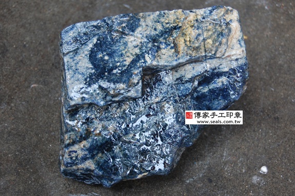 半手工噴砂印章:智利青金石開運印章實際成品、印章作品分享、智利青金石印章材質介紹。(銀行印鑑,一圓一方),傳家印章新竹店。2021.1.4 半手工噴砂印章:智利青金石開運印章實際成品、印章作品分享、智利青金石印章材質介紹。(銀行印鑑,一圓一方),傳家印章新竹店。2021.1.4