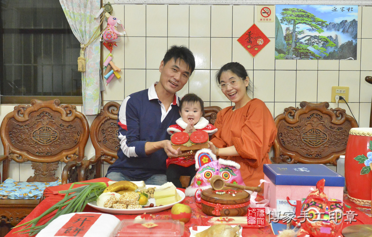 北區洪寶寶古禮抓周：抓周儀式【度晬歌、（腳踩紅龜糕）】。照片1