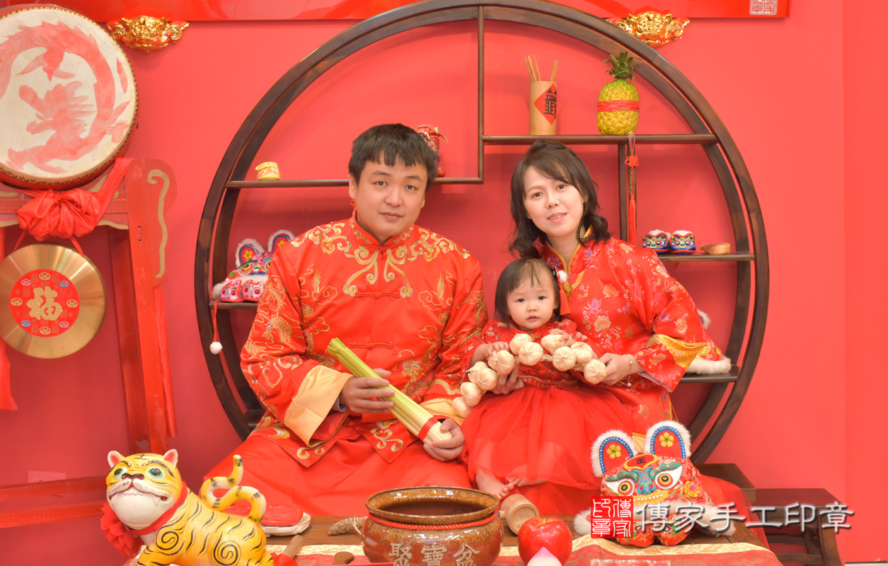 北區薛寶寶古禮抓周：抓周儀式【抱蒜】。照片1