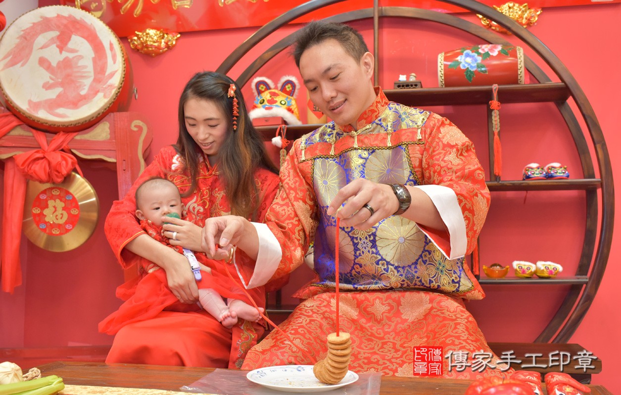 台中市北區李寶寶古禮收涎祝福活動:為寶寶戴上收涎餅乾。照片4