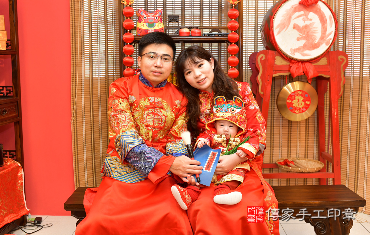 高雄市鳳山區黃寶寶古禮收涎祝福活動:收涎儀式【唐詩三百首、狀元筆】：讓寶寶聰明會念書考試、學業事業順利。收涎吉祥話儀式唐詩三百首、狀元筆的收涎儀式，是讓孩子會念書，考試，樣樣得第一。照片1